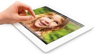 Apple iPad - téměř deset palců s Retina displejem Nový, v pořadí již čtvrtý iPad představila společnost Apple. Uživatele na první pohled upoutá 9,7 palcový Retina displej s rozlišením 2 048 x 1 536 obrazových bodů. Dostatečný výkon iPadu zabezpečuje dvoujádrový procesor A6X podporovaný čtyř jádrovou grafikou. Potěší kvalitní zadní fotoaparát s rozlišením 5 megapixelů. Vpředu je tablet vybaven kamerkou s rozlišením 1,2 megapixelu. Rozměry iPadu jsou 241,2 x 185,7 x 9,4 milimetrů, hmotnost 652 gramů. V prodeji se objeví verze s WiFi a WiFi + LTE s kapacitami 16/32/64 GB. Nejlevnější model verze WiFi s 16 GB bude stát 11 500,- Kč.
