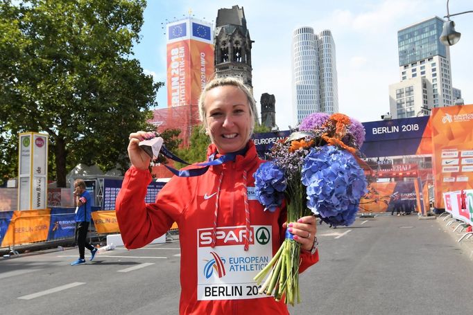 Eva Vrabcová-Nývltová s bronzem z maratonu na ME v atletice v Berlíně 2018.