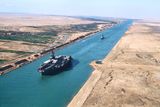 Loď USS America při plavbě Suezským kanálem v roce 1981.
