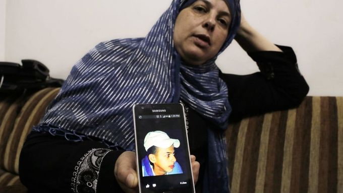 Matka zavražděného Palestince s fotografií svého syna
