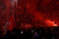 Klopp prosil marně. Tisíce fanoušků Liverpoolu navzdory koronaviru slavily v ulicích