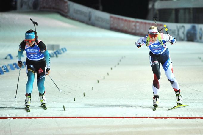 Lucie Charvátová (vpravo) ve sprintu žen v rámci SP v Novém Městě na Moravě