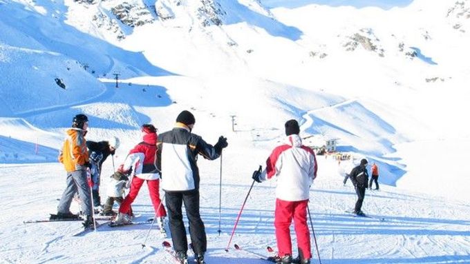 Kolik z těchto lyžařů asi stojí na lyžích vyrobených v novoměstském Sportenu? Ilustrační foto.