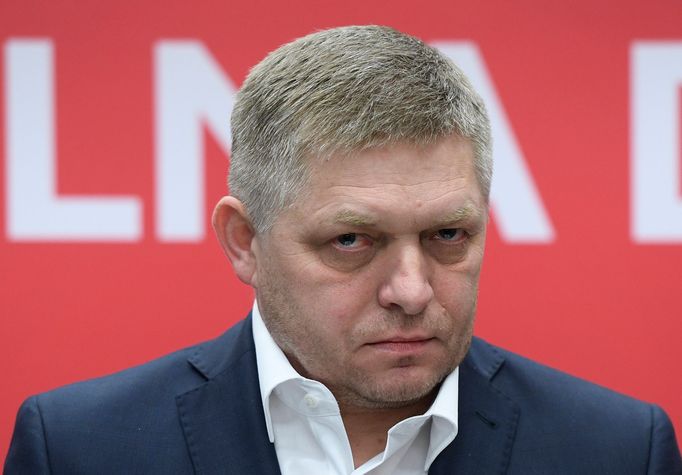 Robert Fico na tiskové konferenci po parlamentních volbách, v nichž jeho strana Směr-SD utrpěla porážku a po nichž přijde o dlouhodoleté dominantní postavení ve sněmovně.