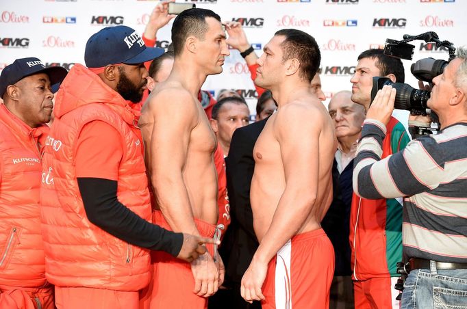 Vladimir Kličko a Kubrat Pulev při oficiálním vážení před zápasem v Hamburku.