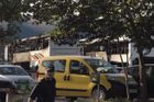 ... které poničily i dva sousední autobusy. Celkem zemřelo sedm lidí.