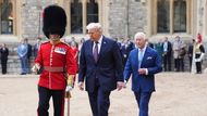 Donald Trump svou volbou překvapil! Na hrad Windsor totiž dorazil ve formálnějším oděvu, než na jaký jsme u něj zvyklí – tedy v tmavě modrém obleku s fialovou kravatou.