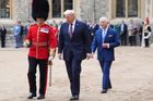 Donald Trump svou volbou překvapil! Na hrad Windsor totiž dorazil ve formálnějším oděvu, než na jaký jsme u něj zvyklí – tedy v tmavě modrém obleku s fialovou kravatou.