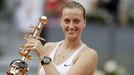 Tenis, Petra Kvitová s trofejí pro vítězku turnaje v Madridu.