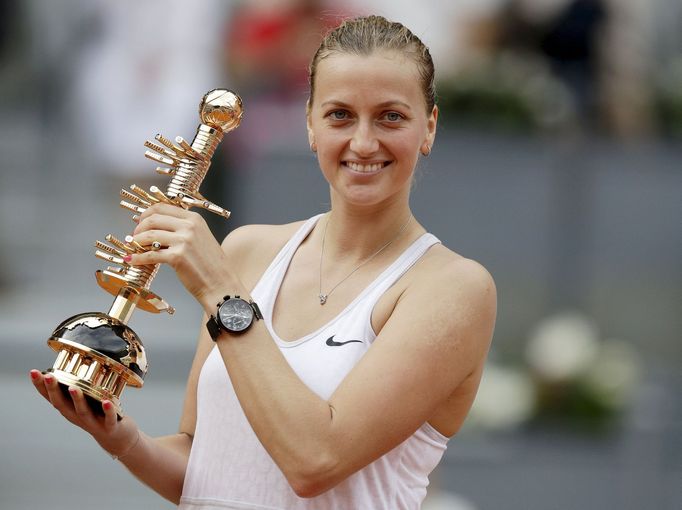 Tenis, Petra Kvitová s trofejí pro vítězku turnaje v Madridu.