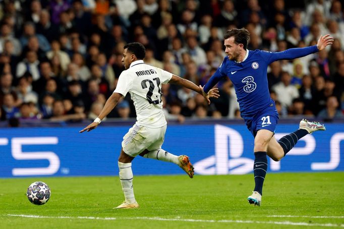 Ben Chilwell z Chelsea (vpravo) fauluje Rodryga z Realu v prvním utkání čtvrtfinále Ligy mistrů 2022/2023, vzápětí dostane červenou kartu