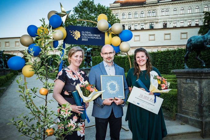 Vítěz Global Teacher Prize Roman Göttlicher, na druhém místě se umístila Markéta Mylková (vlevo) a na třetím Tereza Vítková (vpravo).