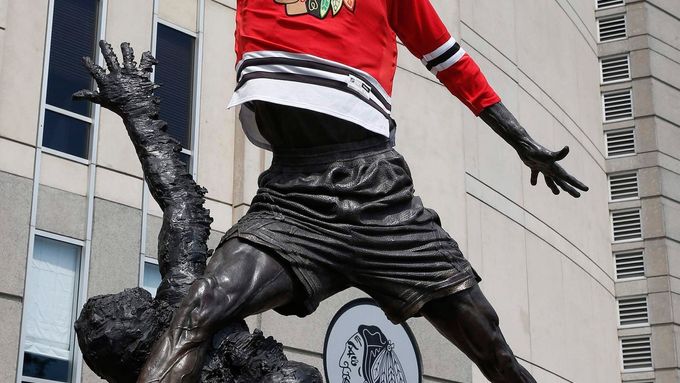 Blackhawks fandí i Michael Jordan. Minimálně teda jeho socha před arénou United Center.