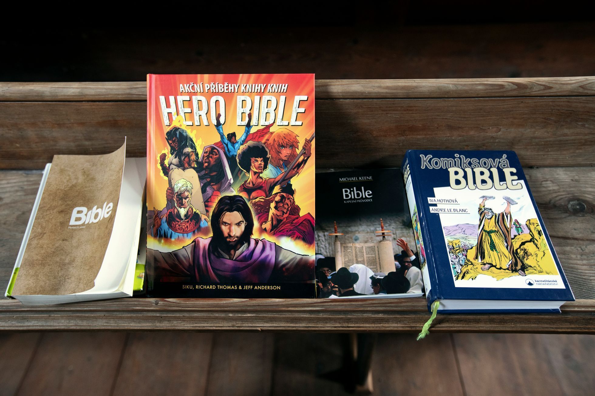 Chotěvice, Karin Babinská,režisérka, herečka, spisovatelka písničkář, herec, Richard Krajčo, frontman kapela Kryštof, Kostel sv. Petra a Pavla, umění,  pop art