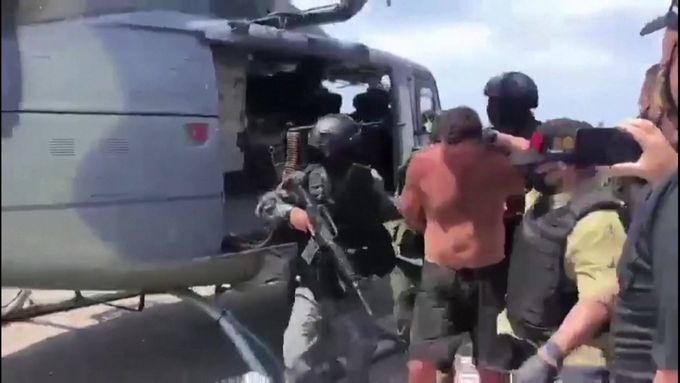 Záběry ze zatýkání skupiny pučistů, které venezuelský režim označil za žoldnéře.