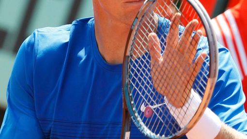 Český tenista Tomáš Berdych tleská po vítězství nad Francouzem Michaelem Llodrou ve 2. kole French Open 2012.