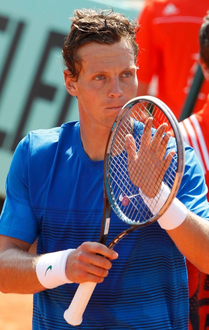 Český tenista Tomáš Berdych tleská po vítězství nad Francouzem Michaelem Llodrou ve 2. kole French Open 2012.