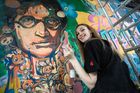 Umělci ze zemí Evropské unie s hosty z Ukrajiny a Norska přemalovali Lennonovu zeď v Praze.