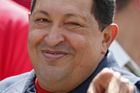Takto loni v říjnu slavil Hugo Chávez své zvolení. Momentálně ale na Kubě bojuje o život po operaci rakoviny. Parlament proto inauguraci odložil...