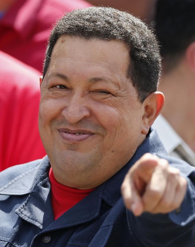 Venezuelan president Hugo Chavez gestures to supporters after casting his vote during the presidential elections in Caracas October 7, 2012. Chavez won re-election in Sunday's vote with 54 percent of the ballot to beat opposition challenger Henrique Capriles. REUTERS/Jorge Silva (VENEZUELA - Tags: POLITICS ELECTIONS) Published: Říj. 8, 2012, 3:11 dop.