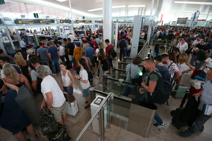 Dlouhé fronty na pasových kontrolách na letišti v Barceloně.