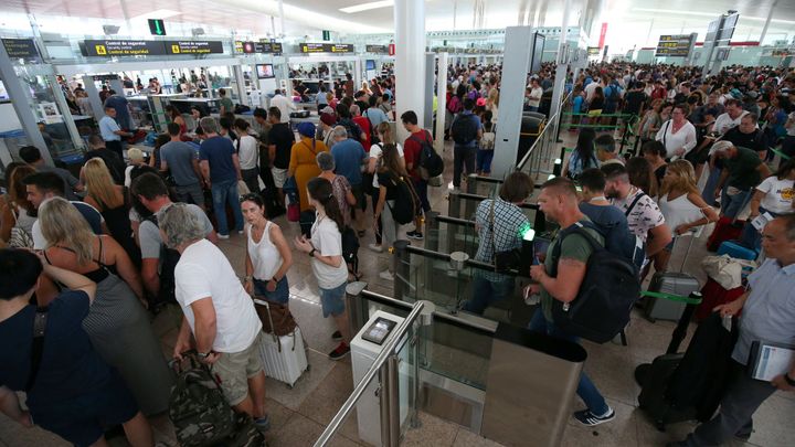 Příprava covid pasů drhne. Lidé se bojí dělení společnosti, cestovky zase formulářů; Zdroj foto: Reuters