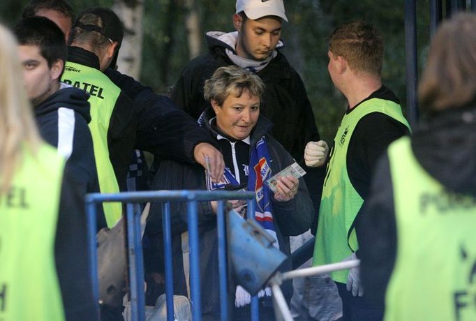 U vstupu na stadion byl každý prohlédnut a jméno na jeho občance muselo souhlasit se jménem na lístku.