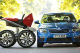 Škoda připravila pro reklamu na novou Octavii RS dětský kočárek s koly ze sportovního vozu.