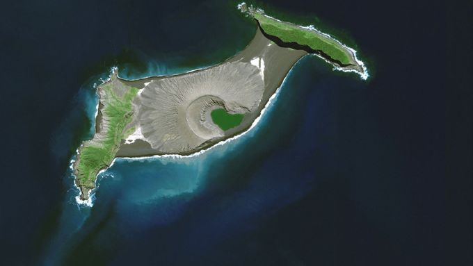 Satelitní snímky souostroví Tonga. Snímky zachycují ostrovy před a po lednovém výbuchu sopky Hunga Tonga-Hunga Ha'apai.