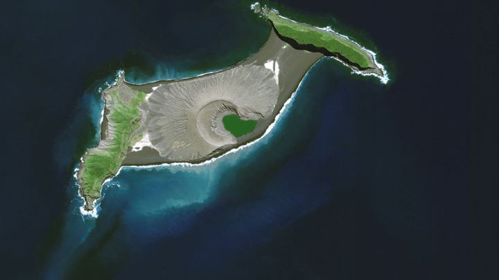 Oblast tichomořského souostroví Tonga postihlo zemětřesení. Může následovat tsunami; Zdroj foto: Maxar Technologies/Handout via REUTERS