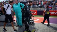 Lewis Hamilton zřejmě nikdy neslyšel o Hurvínkovi, ale stejně jako populární loutka i on rád drandí na koloběžce.