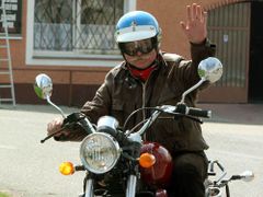 Ministr Milan Urban vyrazil 22. dubna za voliči na motocyklu Jawa.