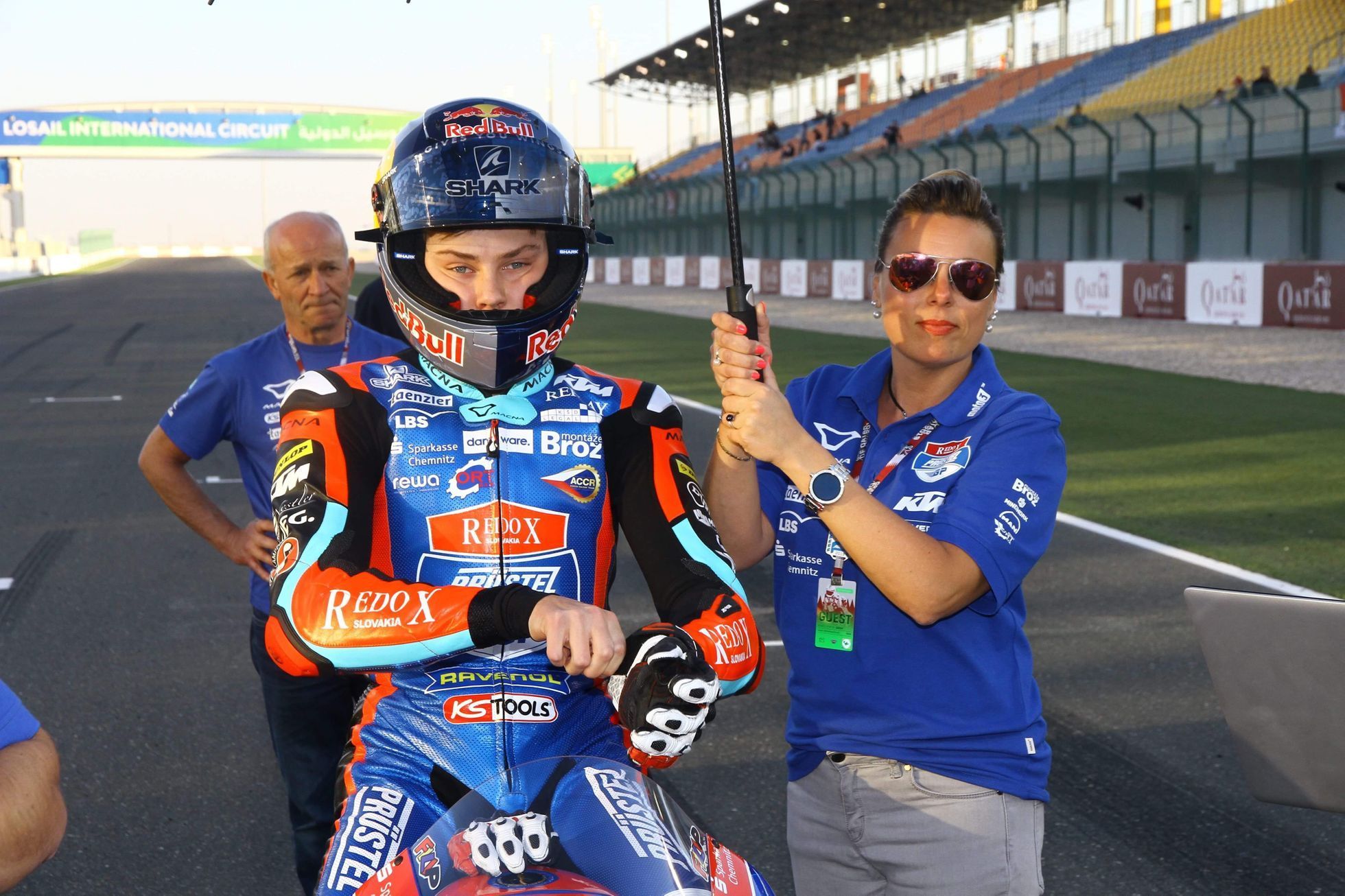 Filip Salač se mámou Michaelou na startovní roštu závodu Moto v rámci Velké ceny Kataru 2019