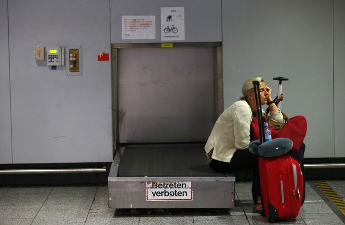 Passengers wait for their transfer at the Fraport airport in Frankfurt, September 4, 2012. Lufthansa passengers face widespread flight disruption after cabin crew representatives said they continue a series of strikes over pay and cost-cutting measures at Germany's largest airline. The UFO union, which represents around two-thirds of Lufthansa's 19,000 cabin crew, late on Thursday called on its members to strike from 0400 GMT to 1500 GMT on Tuesday in Frankfurt and Berlin's Tegel airport from 0300-1100 GMT. REUTERS/Kai Pfaffenbach (GERMANY - Tags: BUSINESS EMPLOYMENT CIVIL UNREST TRANSPORT) Published: Zář. 4, 2012, 8:36 dop.