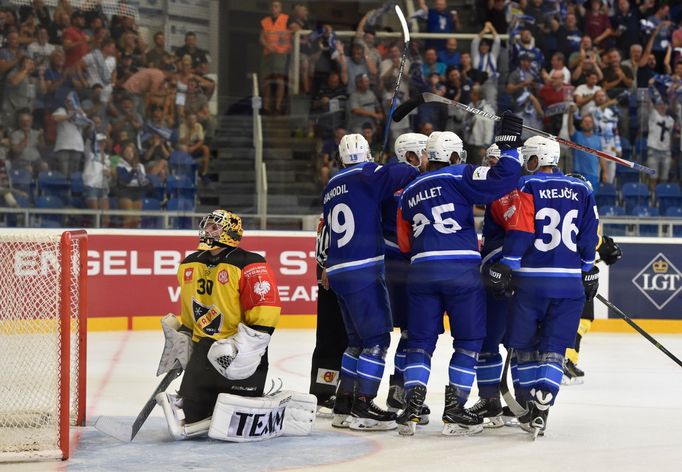 Kometa Brno slaví gól proti finskému týmu KalPa Kuopio.