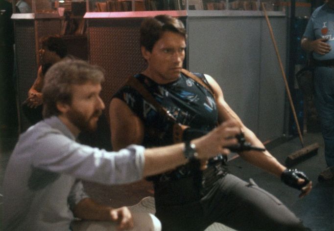 James Cameron a Arnold Schwarzenegger při natáčení prvního Terminátora v roce 1984.