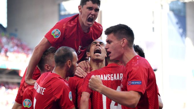 Dánští fotbalisté slaví gól Yussufa Poulsena, kterým otevřel skóre duelu s Belgií