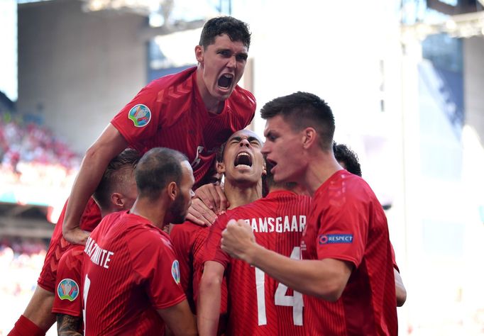 Dánští fotbalisté slaví gól Yussufa Poulsena, kterým otevřel skóre duelu s Belgií