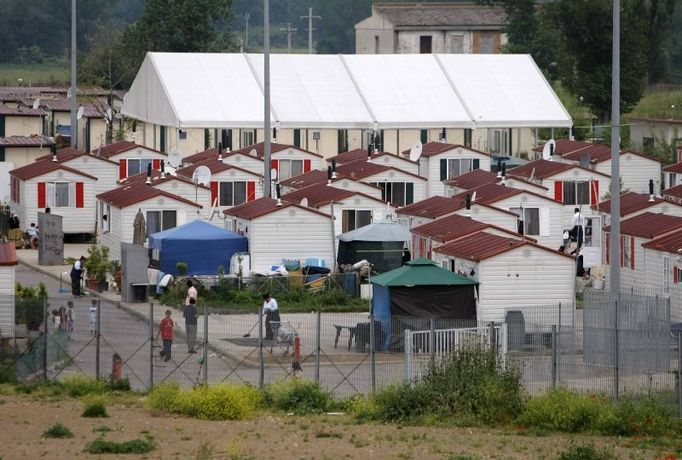 An authorised Roma camp is seen after about 50 men were taken away during an overnight police raid in Rome May 15, 2008. Italian police arrested hundreds of suspected illegal immigrants on Thursday in a sign of the new right-wing government's determination to clamp down. Some of those held in the operation, which stretched from northern Italy to the Campania region around Naples, were ordered to be immediately expelled. REUTERS/Chris Helgren (ITALY)