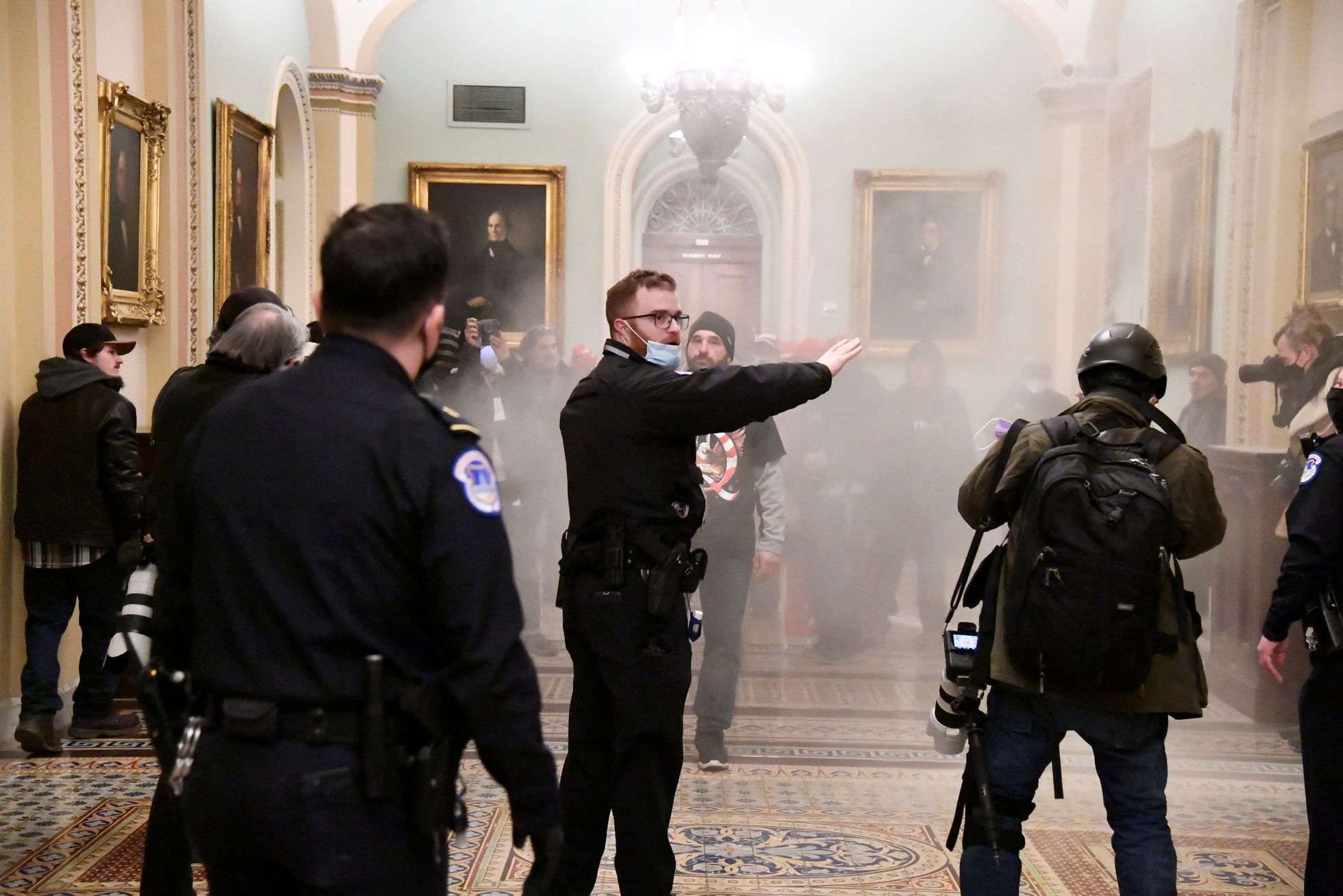 Výtržníci a podporovatelé Donalda Trumpa v budově Kapitolu.