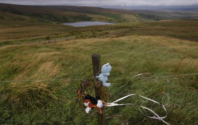 RNPS IMAGES OF THE YEAR 2012 - Toys and tributes left by the family of Moors murder victm Keith Bennett are seen tied to a fence on Saddleworth Moor near Manchester northern England, August 17, 2012. Police are investigating whether Moors murdered Ian Brady has revealed the location of Bennett's body. REUTERS/Phil Noble (BRITAIN - Tags: CRIME LAW HEALTH) Published: Pro. 4, 2012, 1:06 dop.