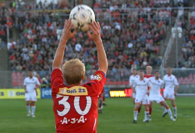 Martin Švejnoha vhazuje aut na hranici velkého vápna před brankou Baníku.