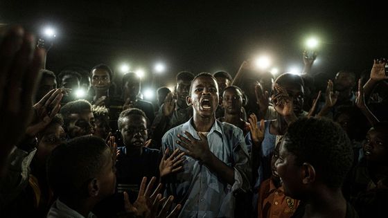 Vítěz World Press Photo 2020: Muž, který nehází kamení, ale recituje báseň