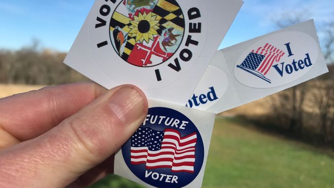 Voliče je třeba za účast ve volbách pochválit a motivovat, aby příště přišli znovu. V Marylandu si z volební místnosti odnesete hned několik samolepek.