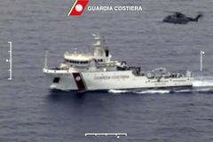 Ve Středomoří se potápí další dvě lodě, vezou až 450 běženců