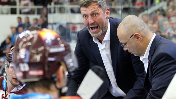 Jaroslav Nedvěd v ráži. Takhle trenér Sparty maloval minutu před koncem power play. Podívejte se na další obrázky z extraligového šlágru.