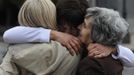 The wife of a coal miner hugs and cries with family during a rally in support of the miners locked in the Pozo Candin mine, in Tuilla, near Oviedo, northern Spain, June 16, 2012. Five miners have locked themselves up at the mine in protest at the government's proposal to decrease funding for coal production. REUTERS/Eloy Alonso (SPAIN - Tags: CIVIL UNREST BUSINESS EMPLOYMENT ENERGY) Published: Čer. 16, 2012, 5:06 odp.