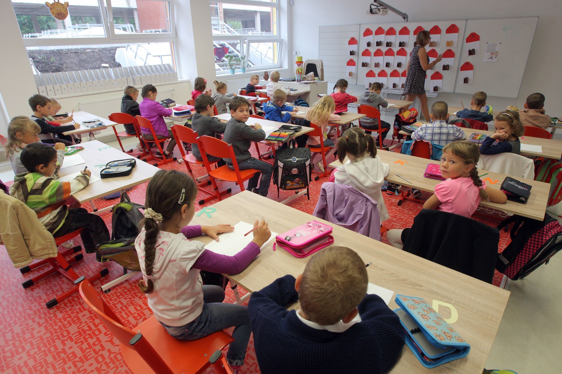 Děti jdou poprvé do školy v Milovicích