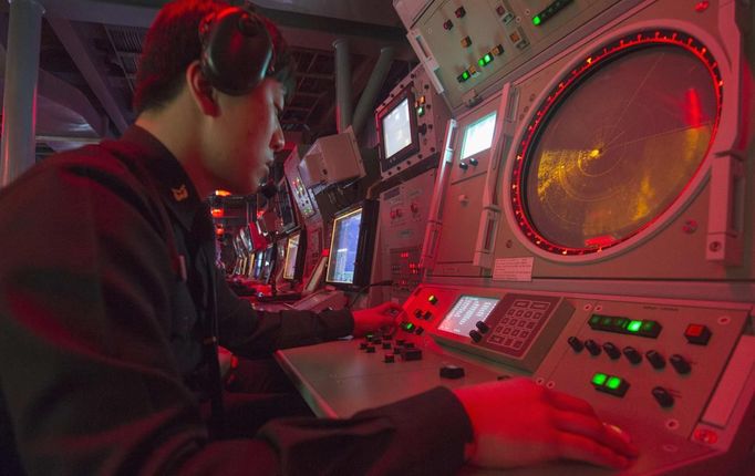 A sailor from the South Korea Navy 7th Task Group takes part in a naval maneuver exercise in the East Sea off Pohang, about 370 km (230 miles) southeast of Seoul February 6, 2013. North Korea has vowed to conduct more rocket and nuclear tests in response to a U.N. censure for its launch of a long-range missile launch in December. On Tuesday, it vowed "stronger" but unspecified actions in addition to the test. The exercise began from February 6 to 12 including the Lunar New Year holiday. Picture taken February 6, 2013. REUTERS/Yonhap (SOUTH KOREA - Tags: POLITICS MILITARY) NO SALES. NO ARCHIVES. ATTENTION EDITORS - THIS IMAGE WAS PROVIDED BY A THIRD PARTY. FOR EDITORIAL USE ONLY. NOT FOR SALE FOR MARKETING OR ADVERTISING CAMPAIGNS. THIS PICTURE IS DISTRIBUTED EXACTLY AS RECEIVED BY REUTERS, AS A SERVICE TO CLIENTS. SOUTH KOREA OUT. NO COMMERCIAL OR EDITORIAL SALES IN SOUTH KOREA Published: Úno. 8, 2013, 9:56 dop.