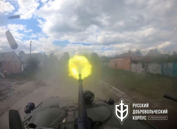 Ruští dobrovolníci, bojující na straně Ukrajiny, pálí směrem na jednotky ruské armády ve Vovčansku.